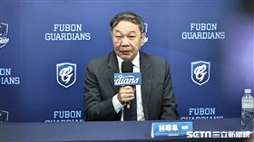 ▲富邦悍將領隊林華韋出席高國輝宣布引退記者會。（圖／記者劉彥池攝影）