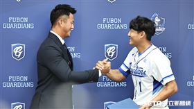 ▲富邦悍將高國輝宣布引退記者會，隊友林哲瑄現身送上禮物。（圖／記者劉彥池攝影）