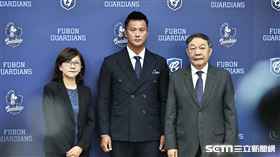 ▲富邦悍將高國輝宣布引退記者會，總經理陳昭如、領隊林華韋合影。（圖／記者劉彥池攝影）