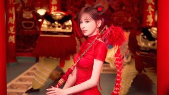 41歲王心凌穿紅衣曝喜訊　甜蜜「咬回去」