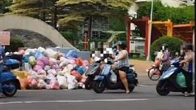 颱風天清潔隊停收，亂丟噁臭「垃圾山」，彰化市長祭鐵腕，開罰150人(圖／翻攝畫面)