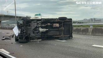 汐五高架3車追撞　貨車側翻覆2人傷