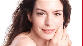 資生堂國際櫃宣佈好萊塢女神安海瑟薇成為全新「激抗痕系列」全球代言人（業配勿用）