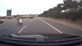 「移動神主牌」跨3線道左轉！休旅車急閃變陀螺　高速旋轉360度