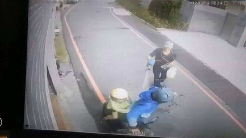 狂男揹汽油桶噴鄰居父子　點火前遭KO倒地
