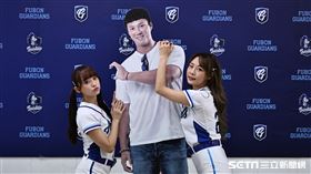 ▲Fubon Angels丹丹、卡卡和高國輝立牌合影。（圖／記者劉彥池攝影）