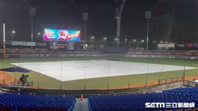 ▲台中大雨不斷，晚間台灣與波多黎各之戰延後舉行。（圖／記者俞聖律攝影）