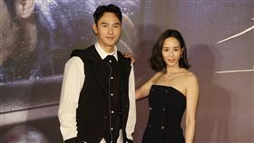 阮經天（左）和張鈞甯出席《查無此心》首映會。（圖／記者邱榮吉攝影）