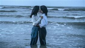 李玲葦（左）、葉曉霏在《青春並不溫柔》於海中親吻。（圖／希望影視提供）