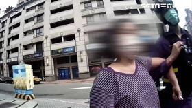 北市李婦闖紅燈穿越馬路，不但不服取締，還飆罵警員是賤民。（圖／翻攝畫面）