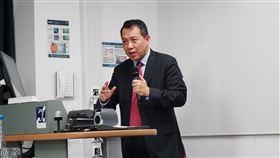 楊子葆訪倫敦 暢談文化與科技的台灣經驗文化部政務次長楊子葆23日晚間在倫敦國王學院演講，分享文化與科技的台灣經驗，暢談以虛擬實境，讓文化進入更深刻同時更普遍的世界，獲熱烈迴響。中央社記者戴雅真倫敦攝　106年11月25日