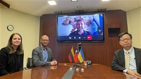 烏克蘭伊爾平市長與駐立代表黃鈞耀視訊  謝助重建駐立陶宛代表黃鈞耀（右1）5日在受立國政府支持的中央專案管理局（CPMA）兩名專家陪同下，與烏克蘭基輔州伊爾平市市長馬庫辛視訊會談。馬庫辛感謝台灣協助重建幼兒園。（駐立陶宛台灣代表處提供）中央社記者陳韻聿倫敦傳真  112年9月6日