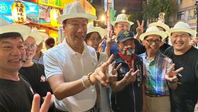 郭台銘逛寧夏夜市。(圖/記者陳怡潔攝影)