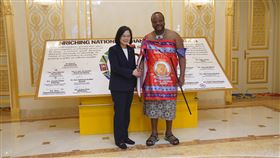 蔡總統與恩史瓦帝三世會面（2）總統蔡英文（左）當地時間下午4時抵達友邦史瓦帝尼，隨即前往滿都樓（Mandvulo）國際會議廳，與國王恩史瓦帝三世（Mswati III）（右）會面，兩國元首將進行會談及共同見證合作文件簽署儀式。中央社記者徐肇昌攝 112年9月5日