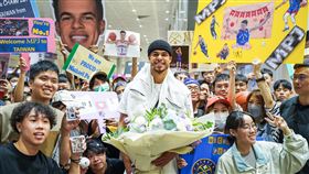 NBA冠軍後衛小波特（Michael Porter Jr.）抵達台灣，許多粉絲到場接機。（圖／展逸行銷提供）