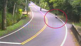 撞擊，19歲男子騎機車，2度詭異左傾，苗栗騎士自撞電桿亡(圖／翻攝畫面)