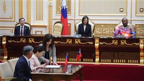 台史簽署婦女微額貸款循環基金備忘錄總統蔡英文（後中）率團出訪非洲友邦史瓦帝尼，當地時間5日下午與國王恩史瓦帝三世（Mswati III）（後右）舉行元首雙邊會談，並共同見證3文件簽署儀式。圖為經濟部長王美花（前左2）代表簽署「婦女微額貸款循環基金備忘錄」。中央社記者徐肇昌姆巴巴內市攝  112年9月6日