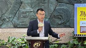 陳吉仲親上火線說明，表情凝重。（圖／記者簡浩正攝影）