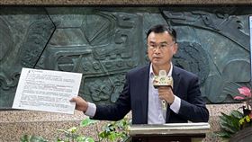 陳吉仲拿出邱毅臉書指稱一事，表示表示「老師不是什麼都是對的」，他會以個人名義提告。（圖／記者簡浩正攝影）