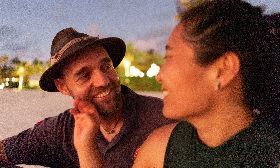 丹麥狂人索爾與女友合影