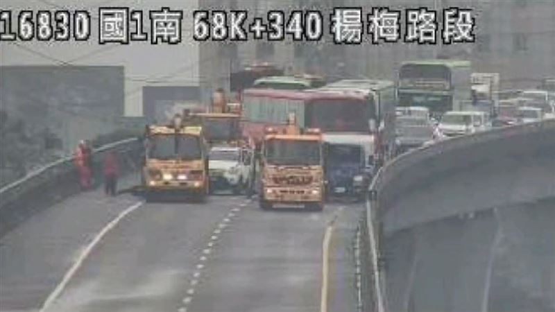 新／國1南下67Ｋ多車追撞　全線封閉