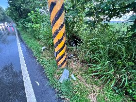 苗128線機車突衝出路外  騎士無照
