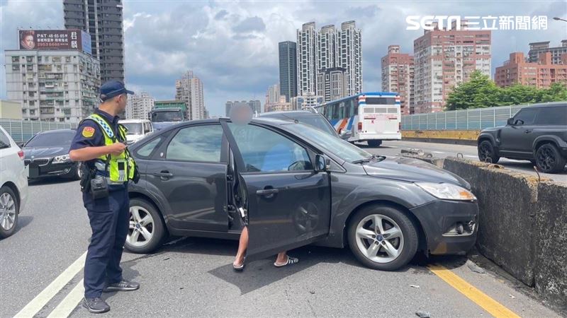 恣意換車道撞內線車　2車撞翻紐澤西護欄