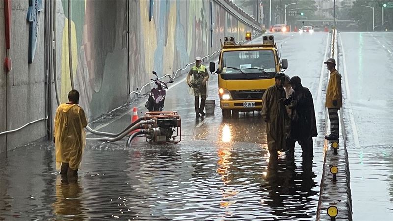 雨炸新北！板橋樹林地下道積水