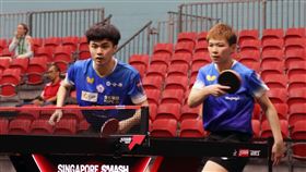 新加坡大滿貫賽  林昀儒陳思羽混雙晉4強台灣「桌球一哥」林昀儒（左）搭檔陳思羽（右）14日在WTT新加坡大滿貫賽混雙8強賽以3比1擊敗香港組合杜凱(王王木)與黃鎮廷，收下4強門票。中央社記者侯姿瑩新加坡攝  112年3月14日
