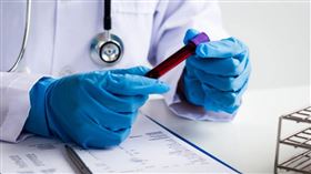 長時間膽固醇過高，會造成血管功能異常，逐漸產生動脈硬化的斑塊，經過10年、20年、30年累積之後，就會在一瞬間產生中風、心肌梗塞、周邊血管疾病，更要面臨後續嚴重的併發症風險