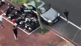 球棒隊光天化日下狠砸轎車後鳥獸散。（圖／記者爆料網）