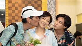 楊貴媚、喜翔、謝展榮。（TVBS提供