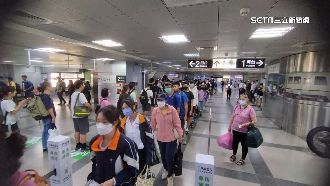 開學通勤人多　屏車站TPASS出站排60公尺
