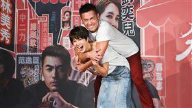 劉奕兒（下）在《我最愛的笨男人》首映會上背范逸臣。（圖／CATCHPLAY提供）