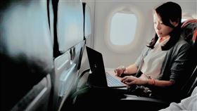 民進黨籍市議員楊玲宜爆料，高虹安平常除搭保母車跑公務行程，私下更有多台高級私家車輪流接送。（圖／翻攝自高虹安臉書）