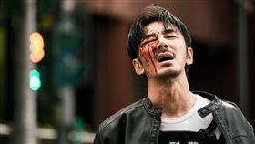 李李仁在《周楚除三害》滿臉是血。（圖／一種態度電影股份有限公司提供）