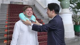 賴清德接見斯洛伐克攝影師副總統賴清德（右）6日接見「2023來去總統府住一晚」活動賓客、斯洛伐克攝影師兼電影製片人Patrik Paulinyi，賴副總統致贈頸枕。（總統府提供）中央社記者葉素萍傳真 112年9月6日