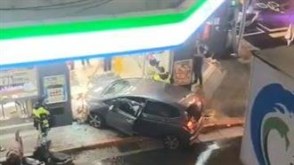 轎車擦撞失控直衝超商　畫面曝光！