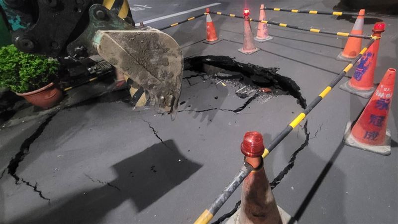 高雄路面下陷出現大天坑！面積大如1輛車