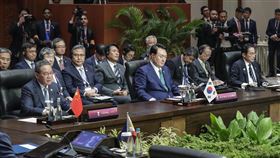 李強(前左)與岸田文雄(前右)為福島核處理水互嗆。（圖／美聯社／達志影像）