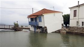 希臘暴雨引發洪水，造成嚴重災情。（圖／美聯社／達志影像）