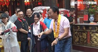 郭台銘逛夜市！合體小粉絲扭腰擺臀秀舞技