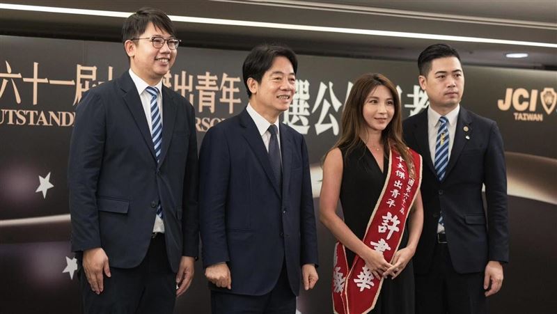 勇奪10大傑出青年　美女醫師同框賴清德
