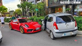 台中紅色保時捷西屯文心路上撞上小客車。（圖／民眾提供）
