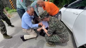 軍官陳屍營區　家屬下跪邱國正討真相