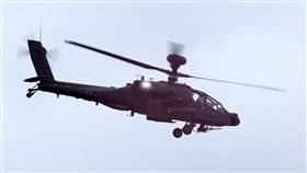 漢光39號演習第三作戰區執行「聯合反登陸作戰操演」，我陸航AH-64E阿帕契攻擊直升機對八里海灘登陸敵軍部隊實施攻擊。（圖/記者邱榮吉攝影）