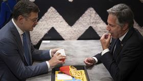 美國國務卿布林肯訪問烏克蘭，短暫駐足基輔一間麥當勞。(圖/美聯社/達志影像)