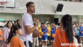 NBA冠軍金塊隊冠軍球星小波特（Michael Porter Jr.）7日來到基隆安樂高中，親自下場指導小球員球技。（圖／記者蔡厚瑄攝影）
