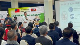 蔡英文總統參觀史京政府醫院，並聽取史瓦帝尼醫療團鄭文炫團長說明醫療團成果。（圖／北醫附醫提供）