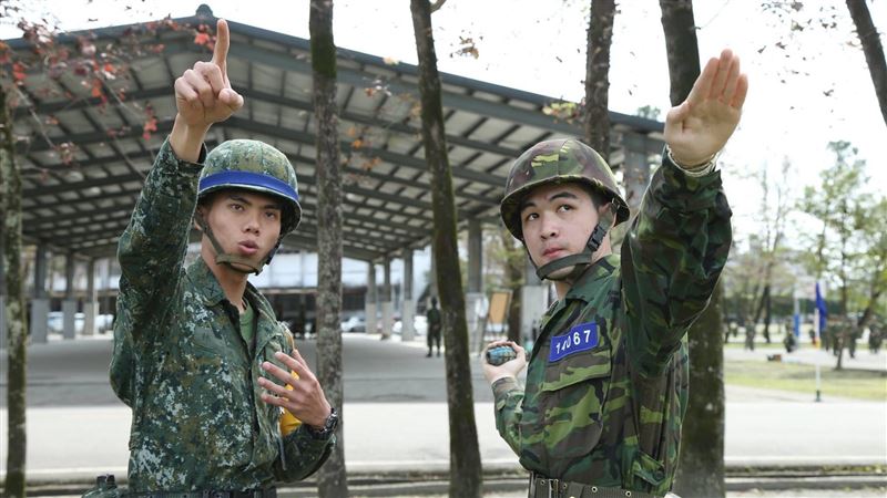 新兵注意！陸軍：入伍訓將投擲手榴彈實彈